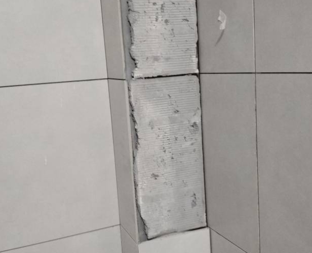 平乐瓷砖空鼓维修公司分享下瓷砖施工前基层浇水润湿程度不足，可能导致以下问题